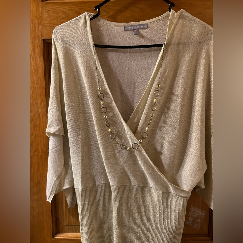 Women’s NY Collection Top NWOT🍎